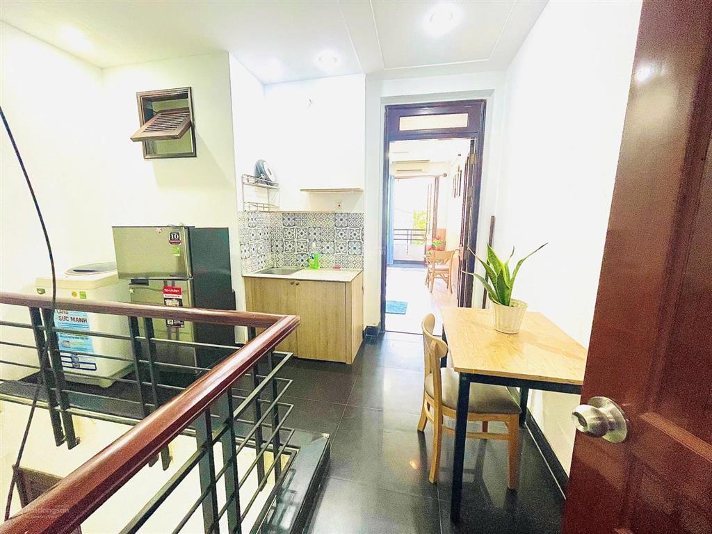 Phòng cho thuê, 40m2, ban công ngay ngã tư hàng xanh, bình thạnh