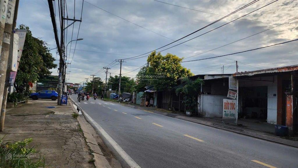 Chính chủ bán nhà mặt tiền đỗ văn dậy,tân hiệp,hóc môn,
dt ngang 11.m x25m.tdt 270m2.giá 7,5.tỷ.