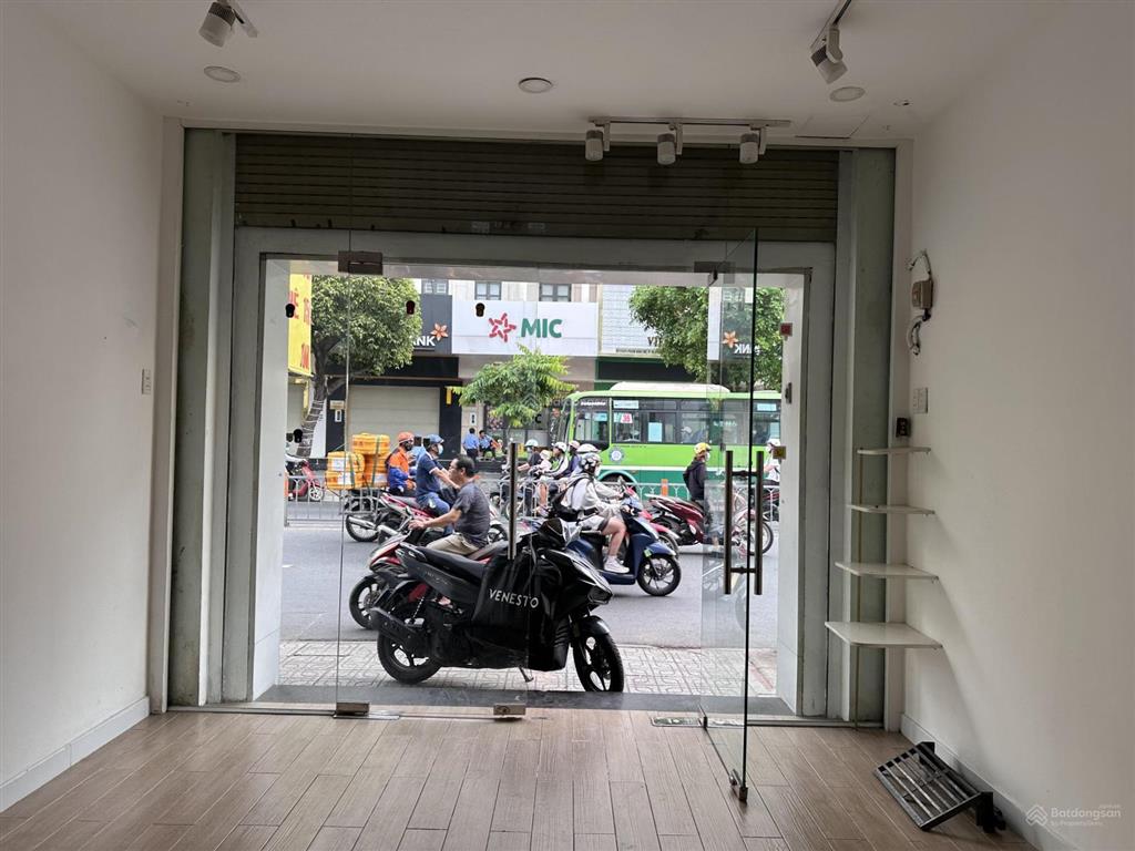 Mb mới đẹp đối diện cityland, có wc  zalo 0938 421 ***