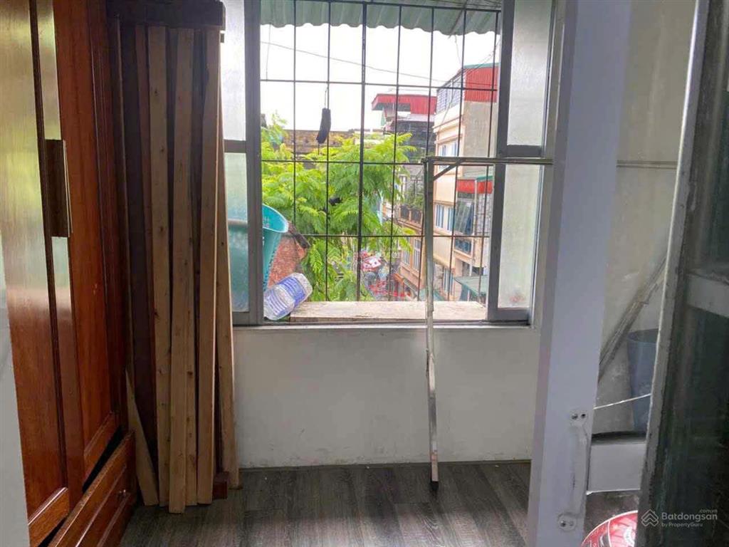Cho thuê nhà tt tầng 4, 25m2, 4tr d1, ngõ 10, phố 8/3, hai bà trưng, hà nội