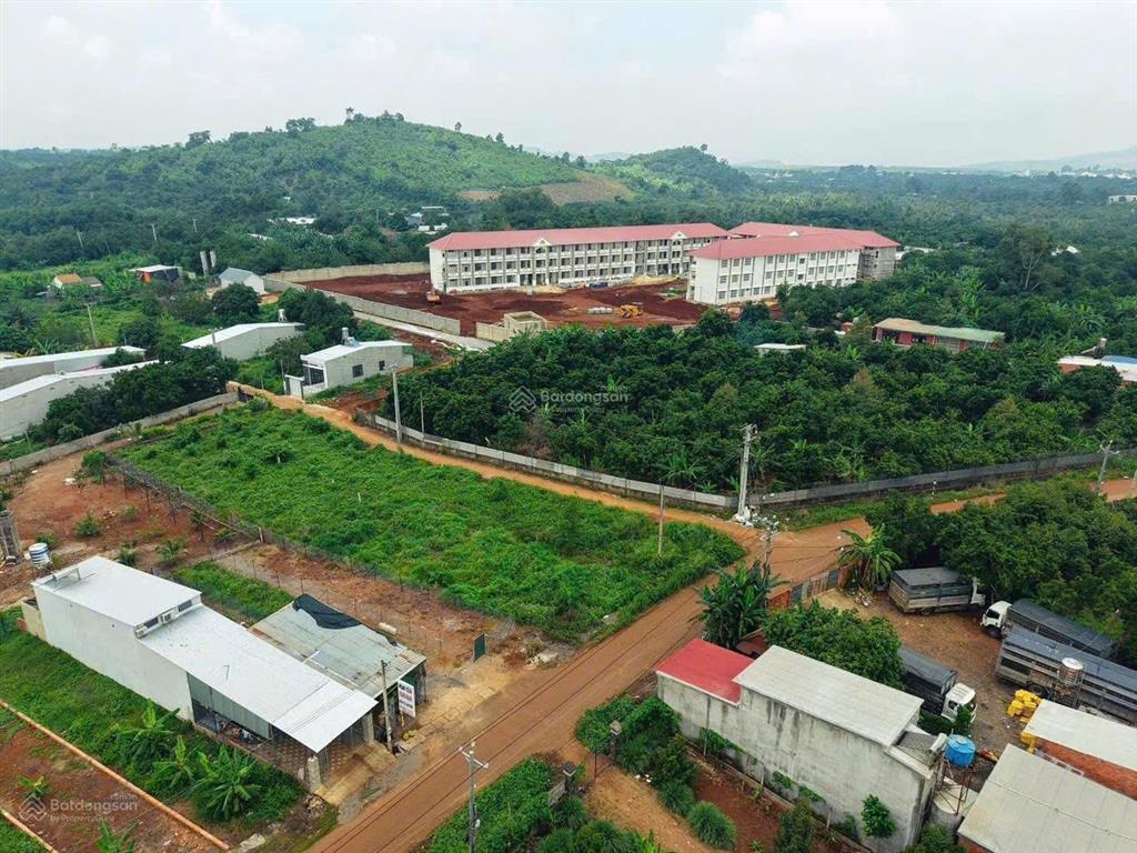 Đất ngay thị trấn sầm uất, cạnh trường học, chủ cần tiền bán gấp