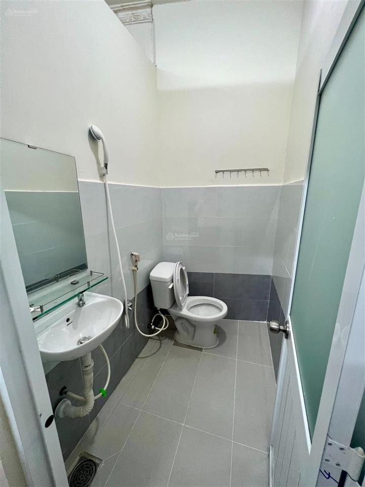 Cho thuê phòng tại ngõ thịnh hào 2, tôn đức thắng, dt 18m2 đủ nội thất. giá 2,2tr