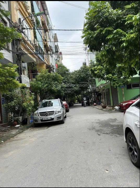 Cho thuê nhà mặt đường rộng, ngõ 241 chiến thắng, 12 triệu, 40m2, 5pn, 1 bếp, 4wc, giá siêu hời