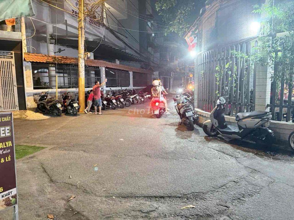 bán nhà mặt tiền hẻm xe tải. DT:4,2 x 16. đang kinh doanh buôn bán:
