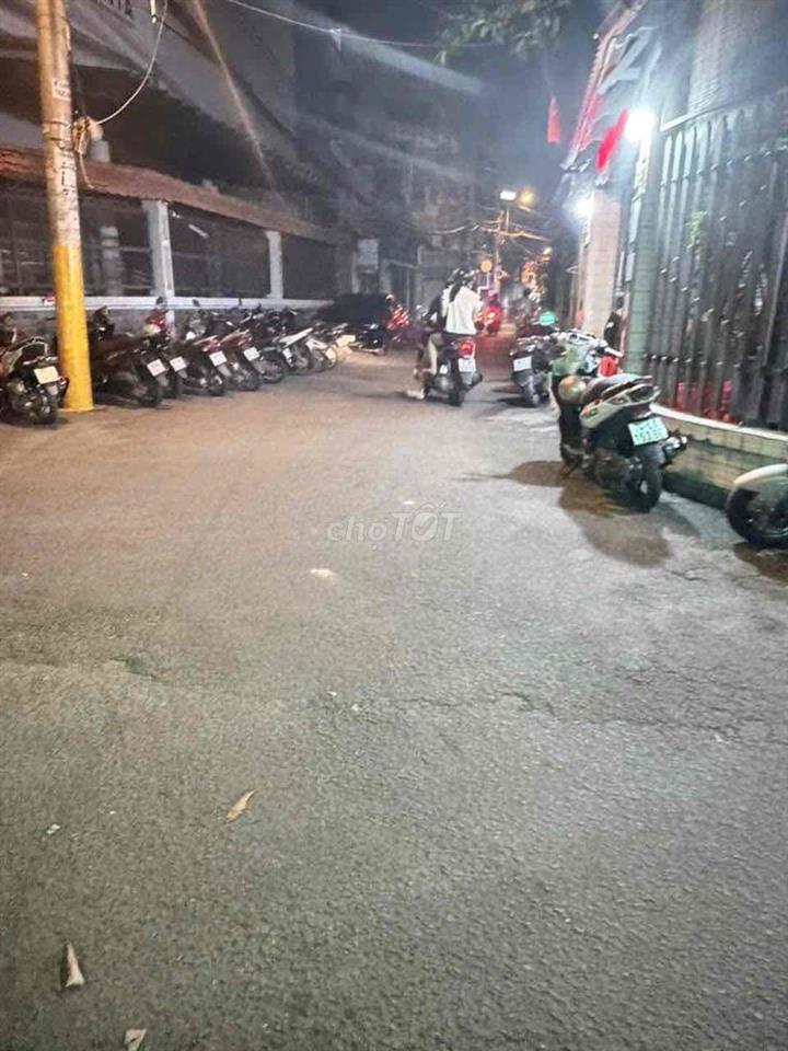 bán nhà mặt tiền hẻm xe tải. DT:4,2 x 16. đang kinh doanh buôn bán: