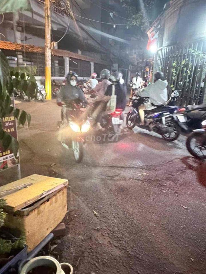 bán nhà mặt tiền hẻm xe tải. DT:4,2 x 16. đang kinh doanh buôn bán: