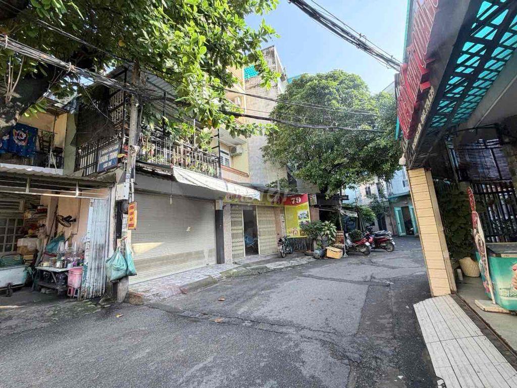 bán nhà mặt tiền hẻm xe tải. DT:4,2 x 16. đang kinh doanh buôn bán: