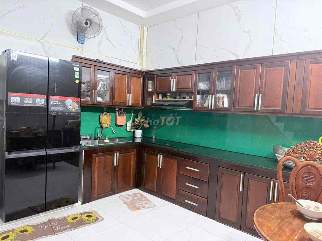bán nhà mặt tiền hẻm xe tải. DT:4,2 x 16. đang kinh doanh buôn bán: