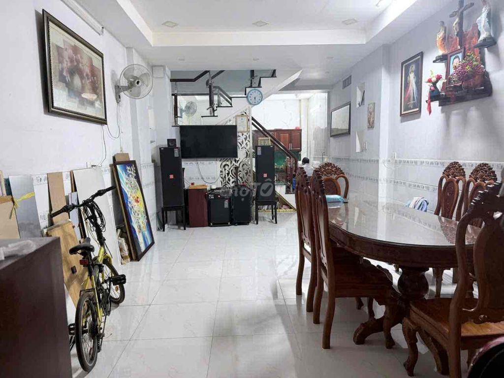bán nhà mặt tiền hẻm xe tải. DT:4,2 x 16. đang kinh doanh buôn bán: