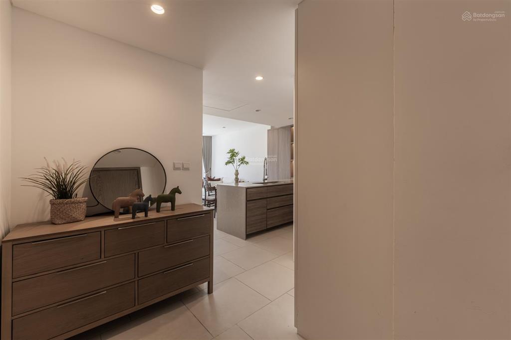 Bán căn hộ 1 phòng ngủ, layout đẹp có ban công rộng view q1
