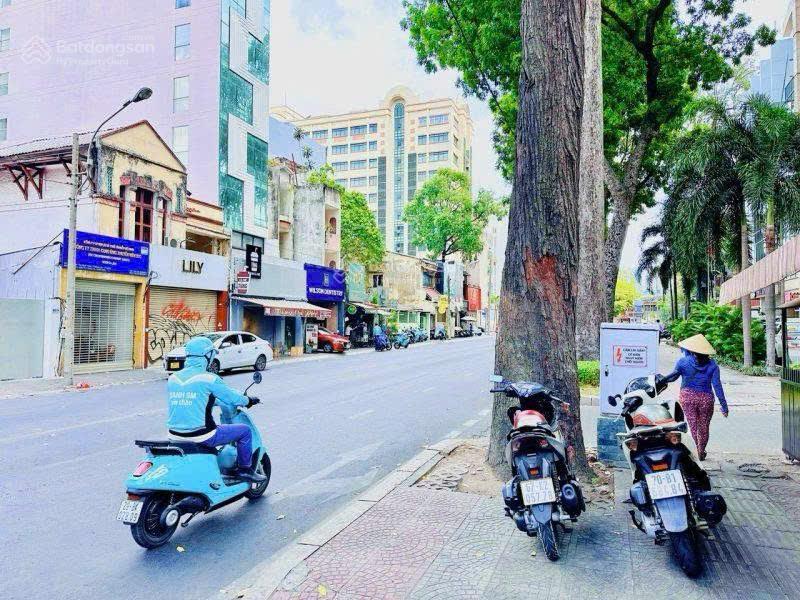 Bán nhà siêu khan hiếm mặt tiền nguyễn chí thanh  dt 18 x 40m  2 tầng  giá bán 100 tỷ tl