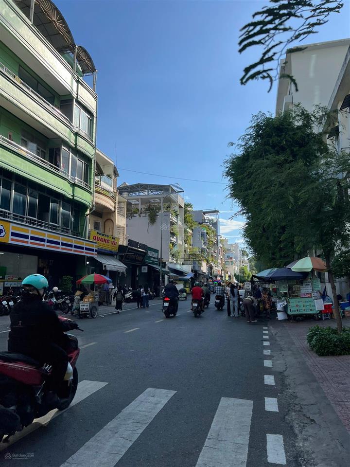 Giá sốc 33 tỷ! nhà mt đào duy từ  đối diện đh kinh tế  111,09m2 4 tầng có thang máy
