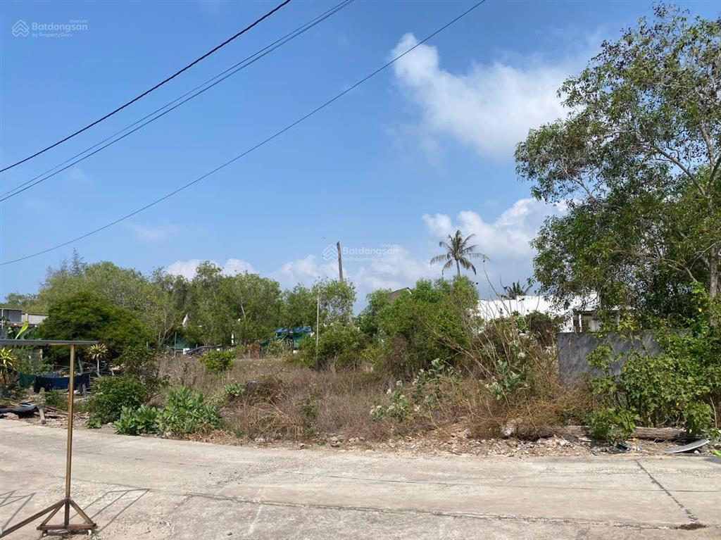 Nhà và đất biển hồ lân 2 mặt tiền 2100 m2