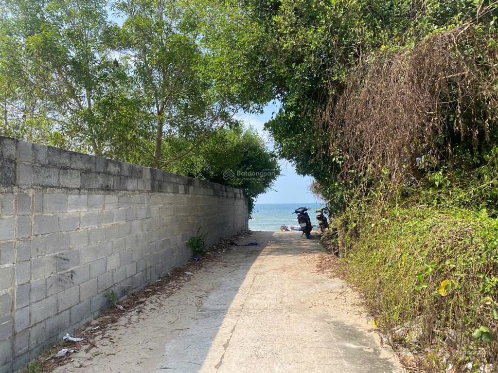 Nhà và đất biển hồ lân 2 mặt tiền 2100 m2