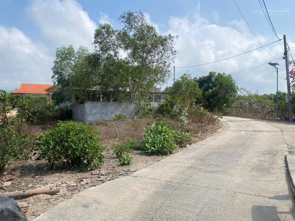 Nhà và đất biển hồ lân 2 mặt tiền 2100 m2