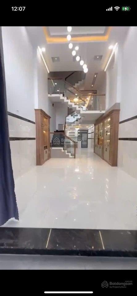 Bán nhà 4 lầu đường phan văn hớn cách trường chinh 200m