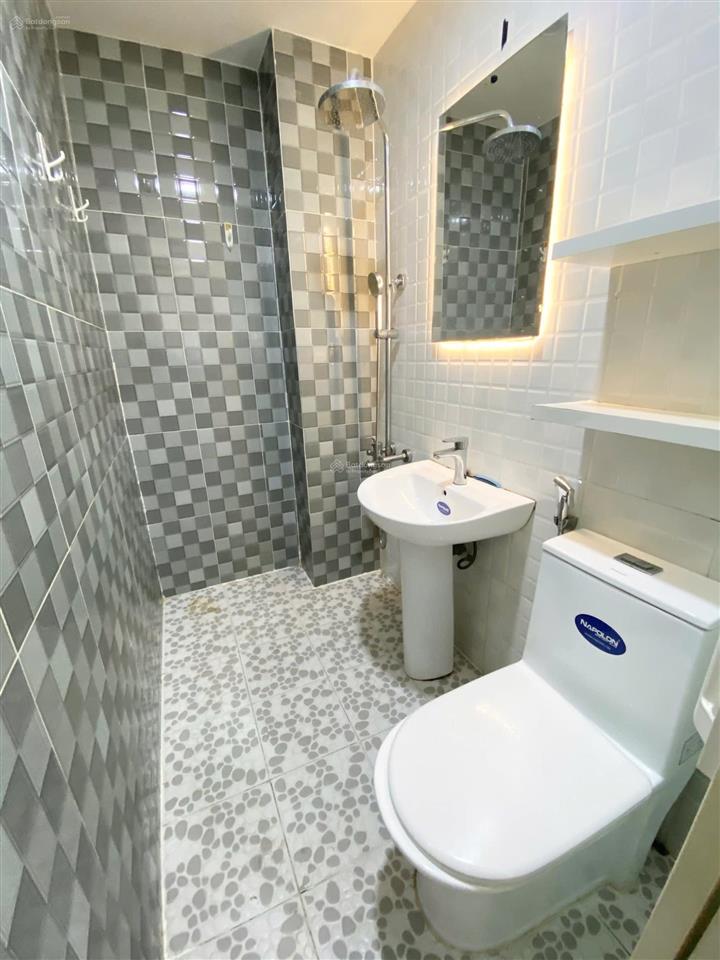 Phòng trọ hiện đại có lô gia phơi đồ tựa ban công gần khu k300