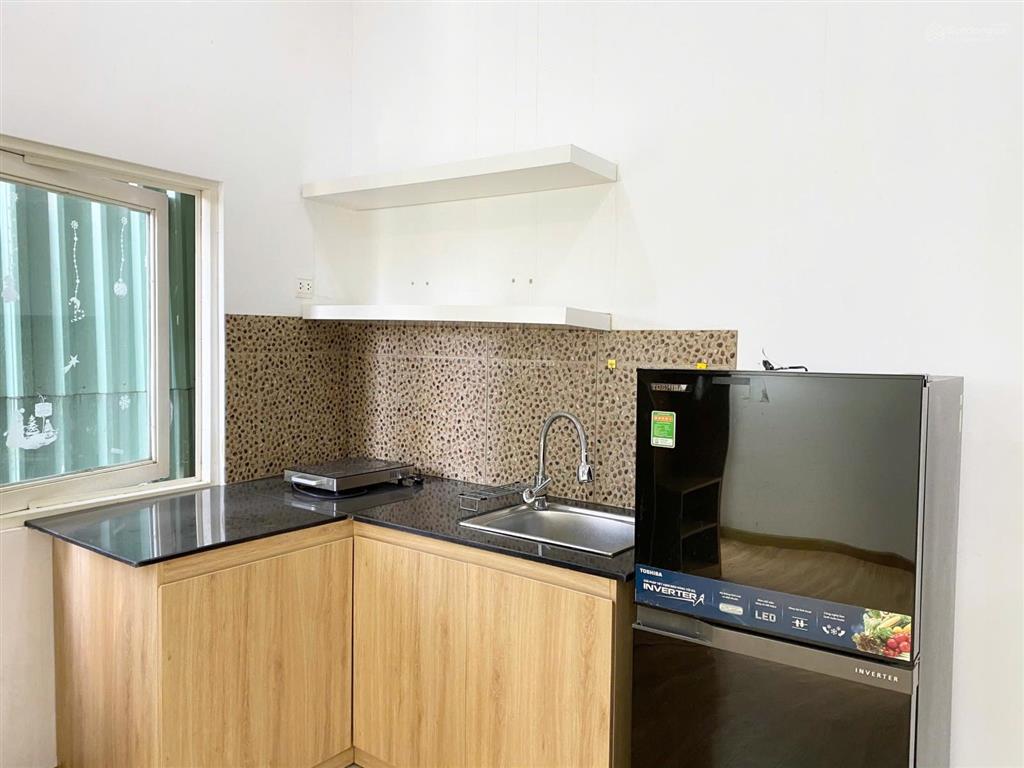 Phòng trọ hiện đại có lô gia phơi đồ tựa ban công gần khu k300