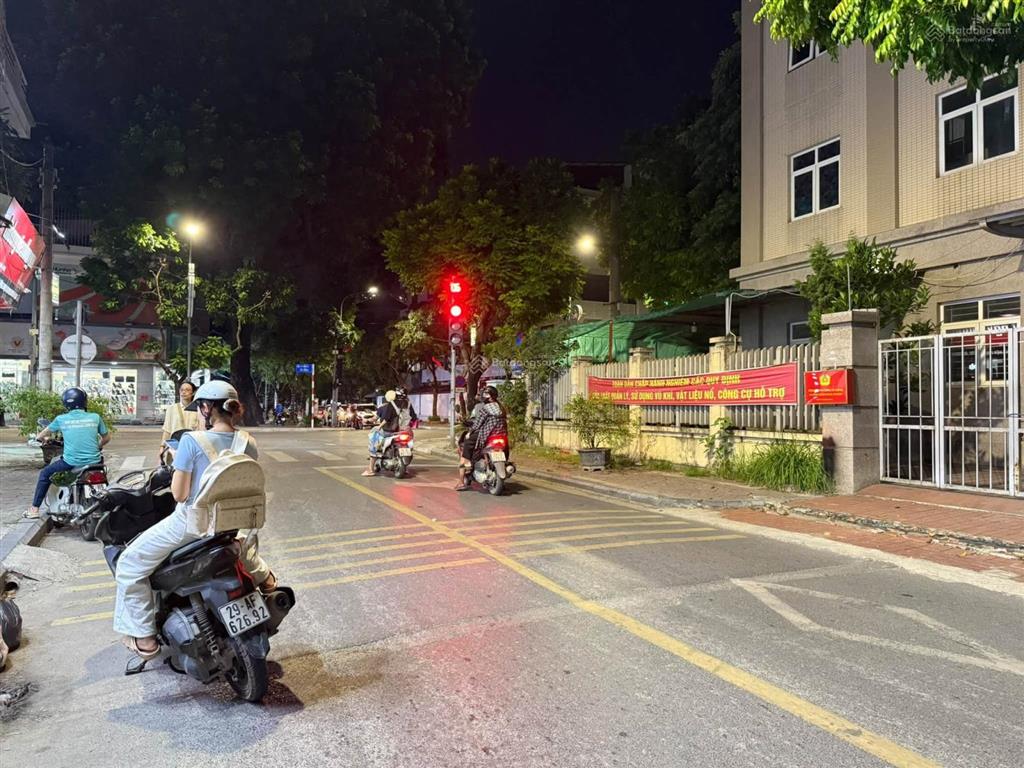 Lê lợi  hà đông 30m  5t  9.5 tỷ. trung tâm phố cổ  ô tô đỗ cửa  thang máy  khu dân trí