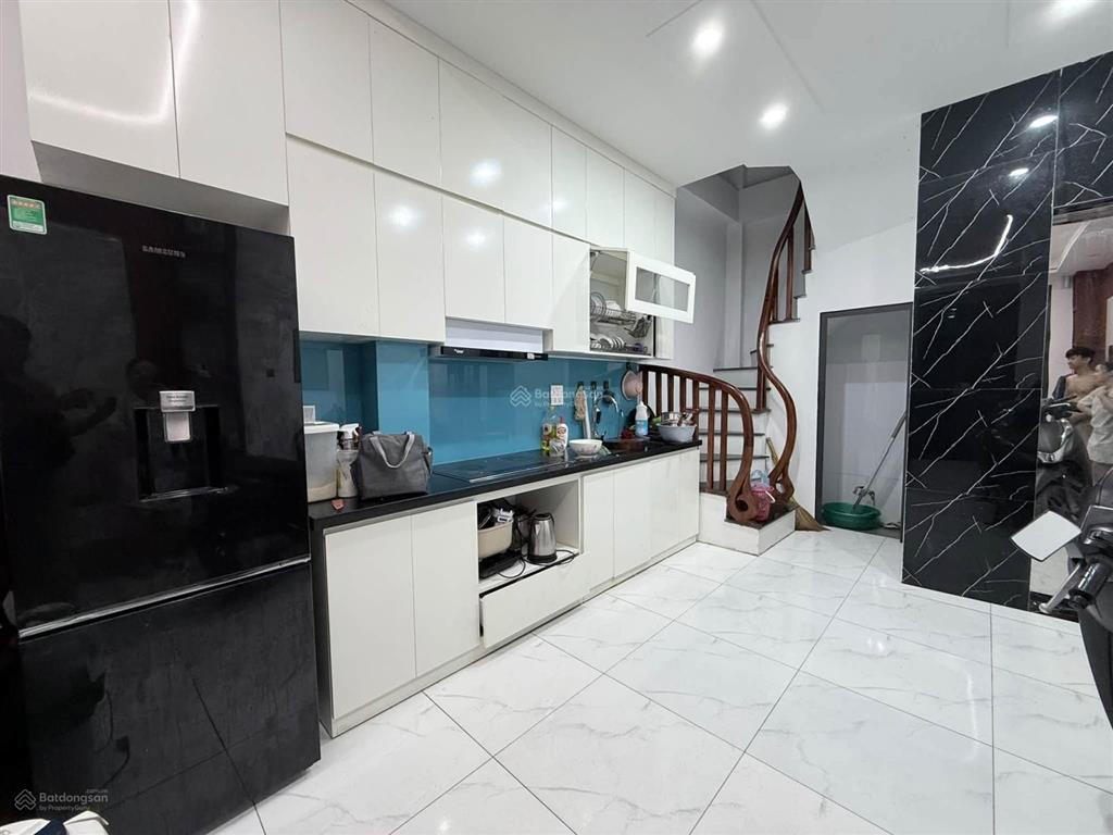 Lê lợi  hà đông 30m  5t  9.5 tỷ. trung tâm phố cổ  ô tô đỗ cửa  thang máy  khu dân trí
