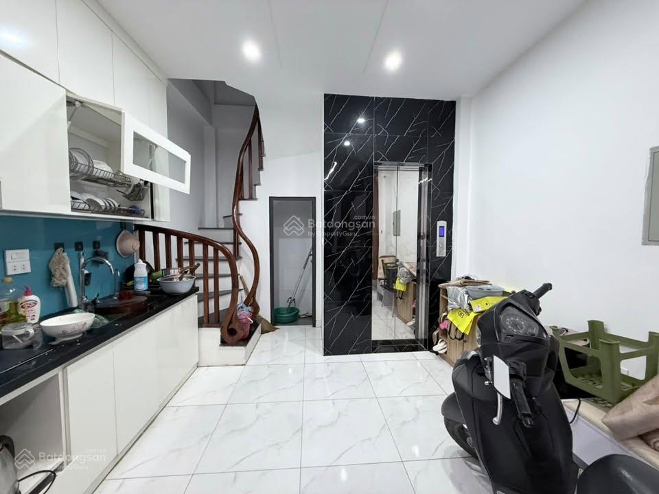 Lê lợi  hà đông 30m  5t  9.5 tỷ. trung tâm phố cổ  ô tô đỗ cửa  thang máy  khu dân trí