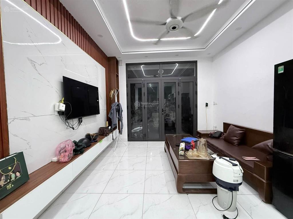 Lê lợi  hà đông 30m  5t  9.5 tỷ. trung tâm phố cổ  ô tô đỗ cửa  thang máy  khu dân trí