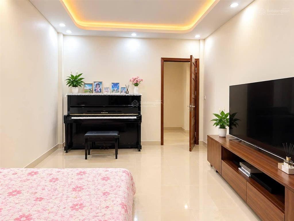 Phố lụa  nhà đẹp 5 tầng  ngõ nông  gần chợ, trường, bệnh viện  30m  mt3,7m  8,1 tỷ