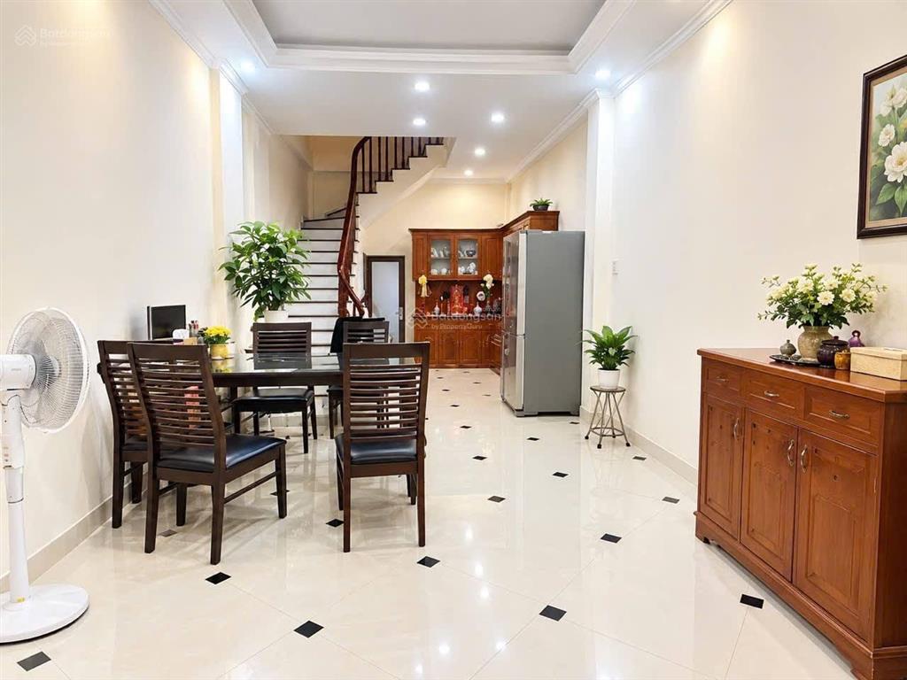 Phố lụa  nhà đẹp 5 tầng  ngõ nông  gần chợ, trường, bệnh viện  30m  mt3,7m  8,1 tỷ