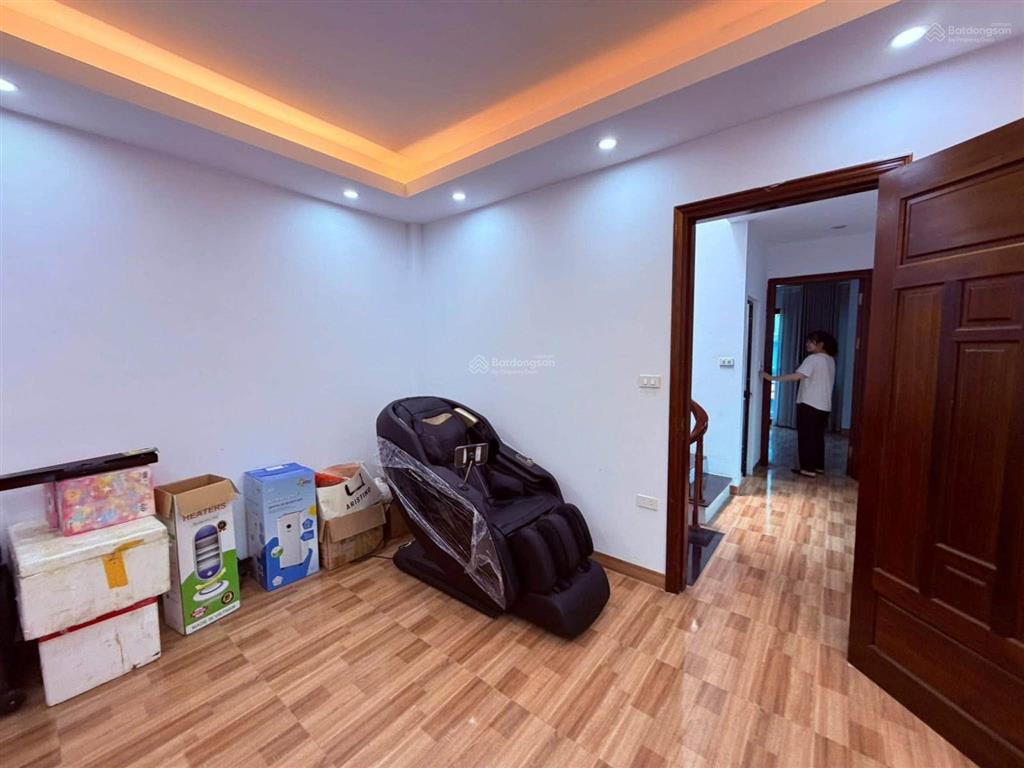 Cần bán căn lô góc ngô thì sỹ 40m 4 tầng giá 7.95 tỷ ô tô qua nhà