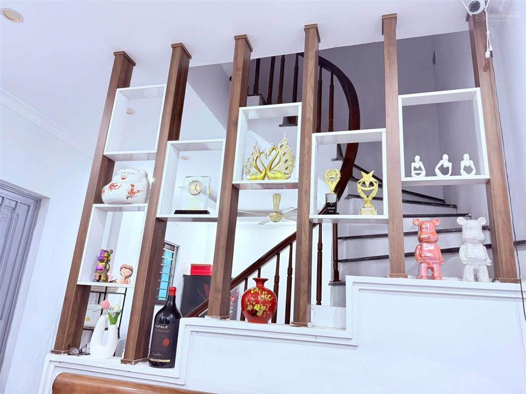 Cần bán căn lô góc ngô thì sỹ 40m 4 tầng giá 7.95 tỷ ô tô qua nhà