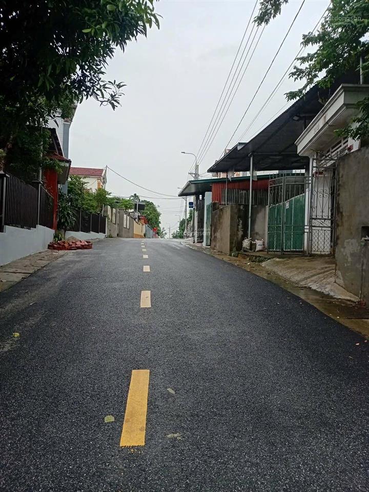 Chính chủ cần bán lô đất nằm trên mặt đường asphalt ngay gần việt đức