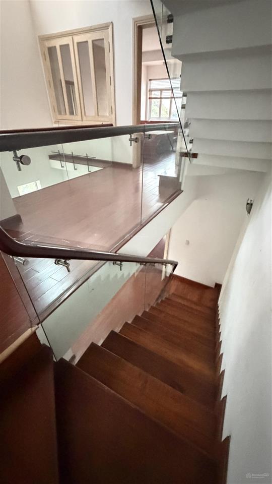 Bán nhà 3 mặt thoáng khu cư xá cán bộ đường sắt, 95m2 6t btct,nhà còn mới, 20t chốt. hoàn công đủ.
