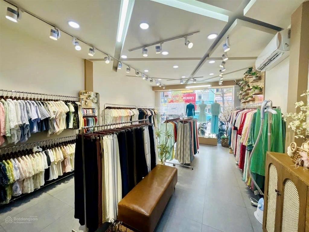 Kẹt ngân hàng cần bán gấp mặt tiền hậu giang p6 q6. dt 4,5*15m, 4t btct đang cho thuê shop 32tỷ