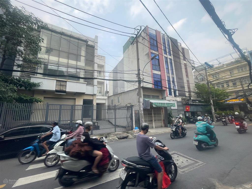 Tòa nhà ngang khủng 12m nở hậu trịnh đình trọng  công nhận 323m2 giá chỉ 83tr/m2