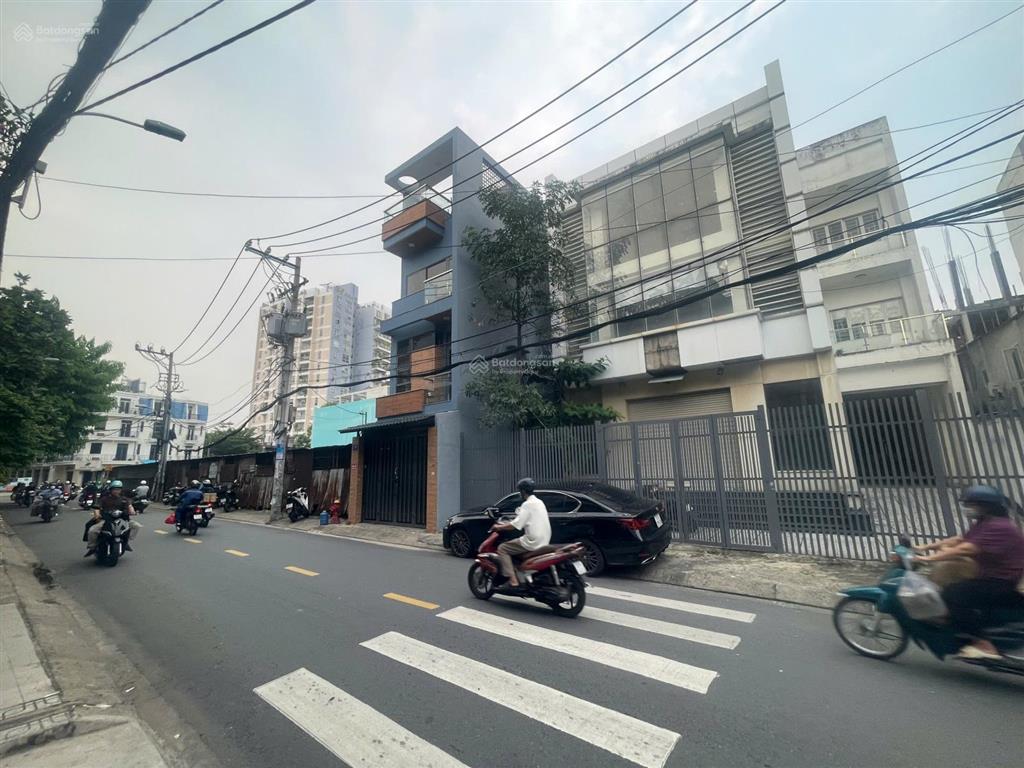 Tòa nhà ngang khủng 12m nở hậu trịnh đình trọng  công nhận 323m2 giá chỉ 83tr/m2