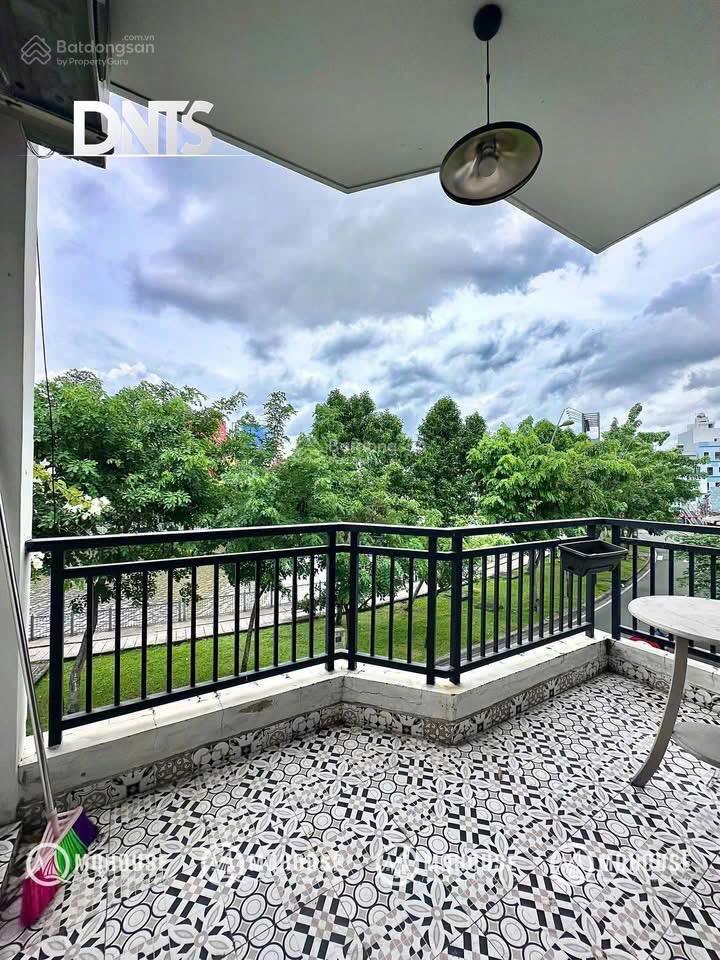 Căn hộ studio ban công thoáng view sông mặt tiền hoàng sa  ngay cầu công lý quận 3