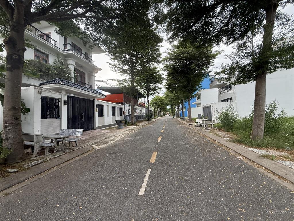 Bán gấp 3,5 tỷ lô đất view biệt thự kdc 135