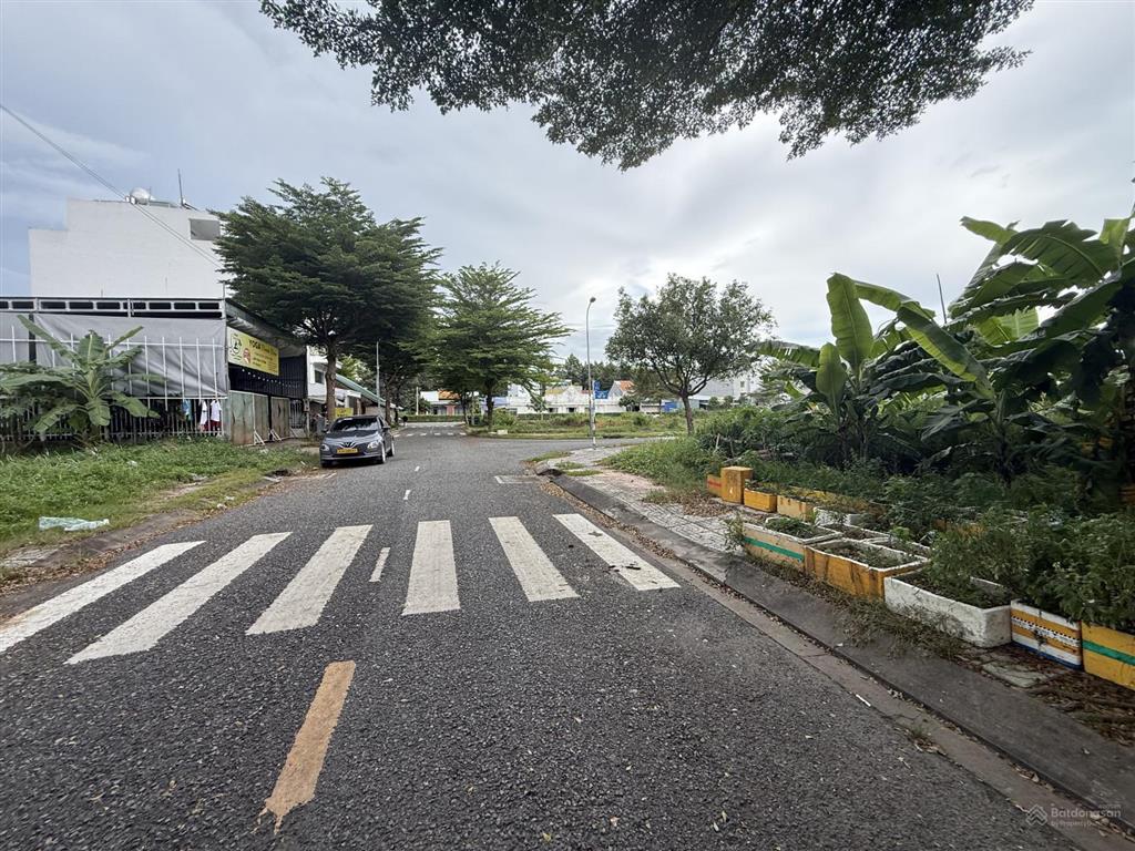 Bán gấp 3,5 tỷ lô đất view biệt thự kdc 135