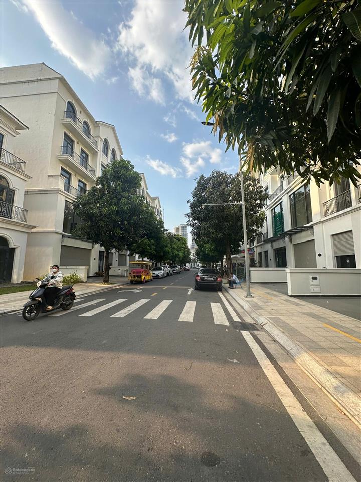 Chính chủ bán nhà phố liền kề 126m² sẵn sổ và hđt giá 23,5 tỷ tại vinhomes grand park