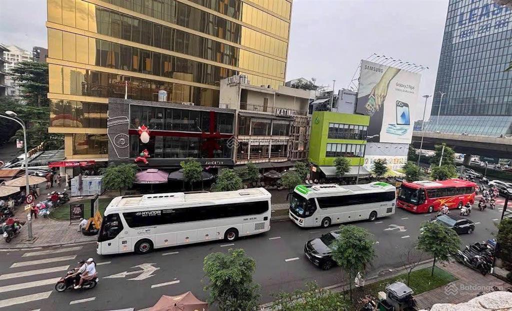 Cho thuê góc 2 mặt tiền  trung tâm quận 1  ngã 4 cà phê