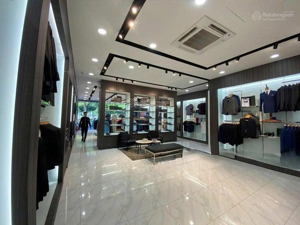 Showroom nội thất cho thuê đối diện nhà sách phương nam