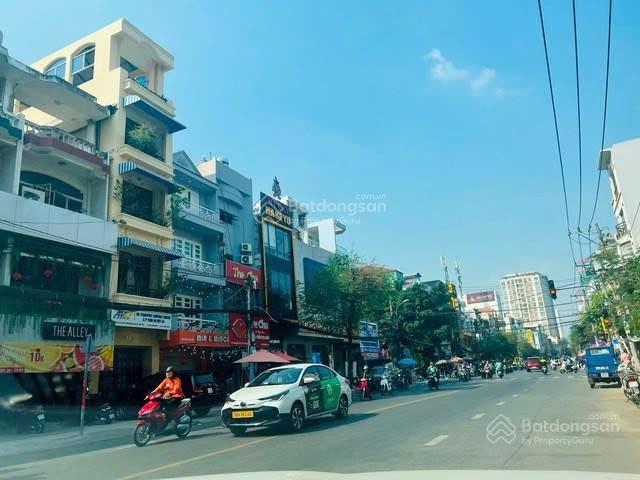 Góc 2 mặt tiền nguyễn gia trí, bình thạnh 10 x 20m kết cấu trệt + 2 lầu giá thuê 150 triệu/tháng