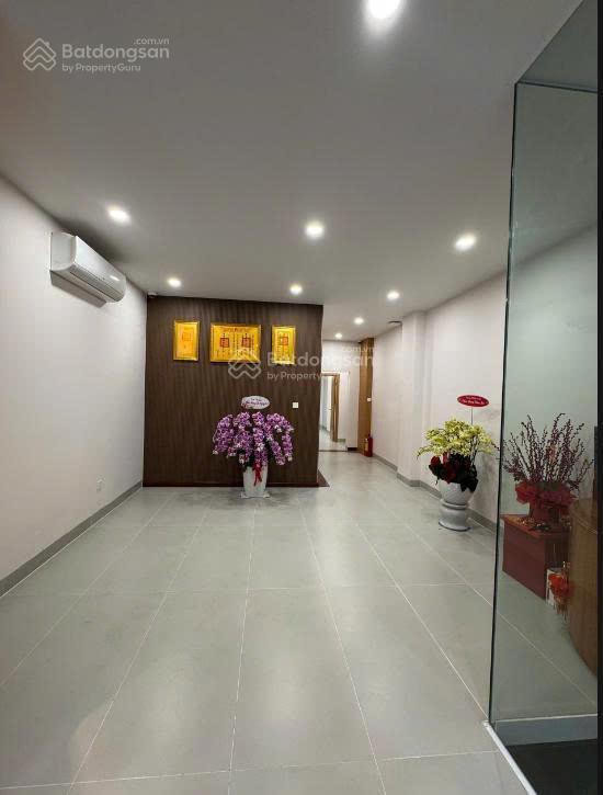 Mặt tiền lê thánh tôn, quận 1  dt 6 x 15m. kết cấu trệt + 3 lầu. giá thuê 4.000 usd/tháng