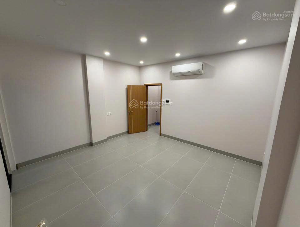 Mặt tiền lê thánh tôn, quận 1  dt 6 x 15m. kết cấu trệt + 3 lầu. giá thuê 4.000 usd/tháng