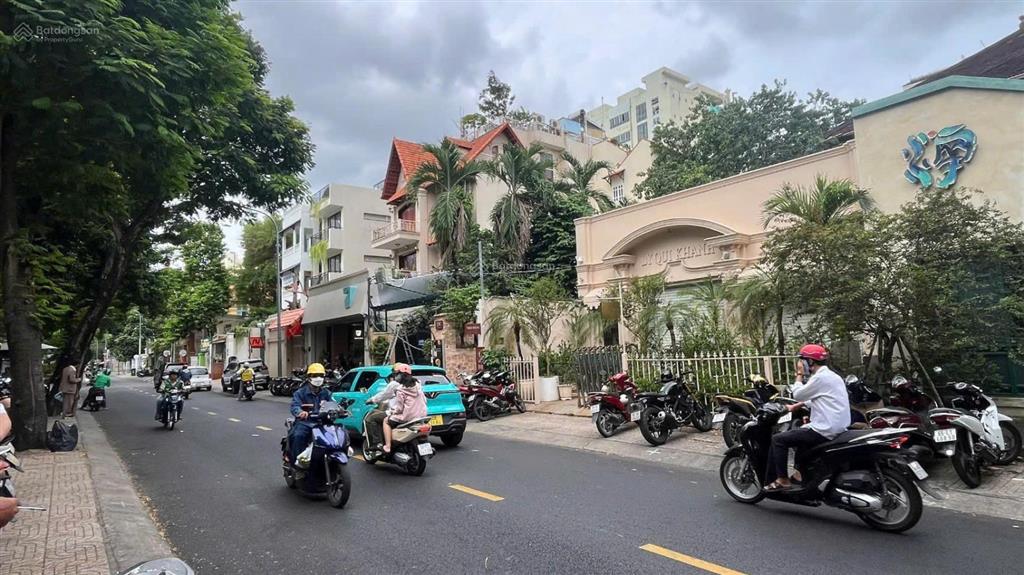 Cho thuê biệt thự sân vườn trung tâm quận 3  15 x 20m. kết cấu trệt + 2 lầu