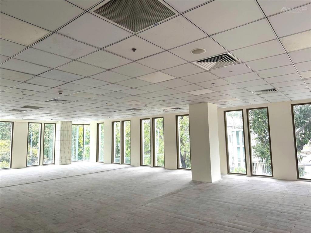 Mặt tiền cộng hòa trung tâm tân bình  12 x 35m 2 hầm  trệt  8 lầu giá thuê 250 triệu/tháng