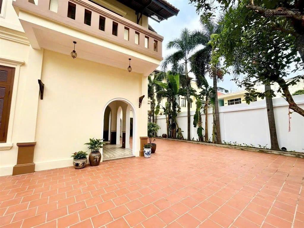 Mt ngay vòng xoay dân chủ quận 10  12 x 30m kết cấu trệt, 2 tầng lầu, giá thuê 200 triệu/tháng