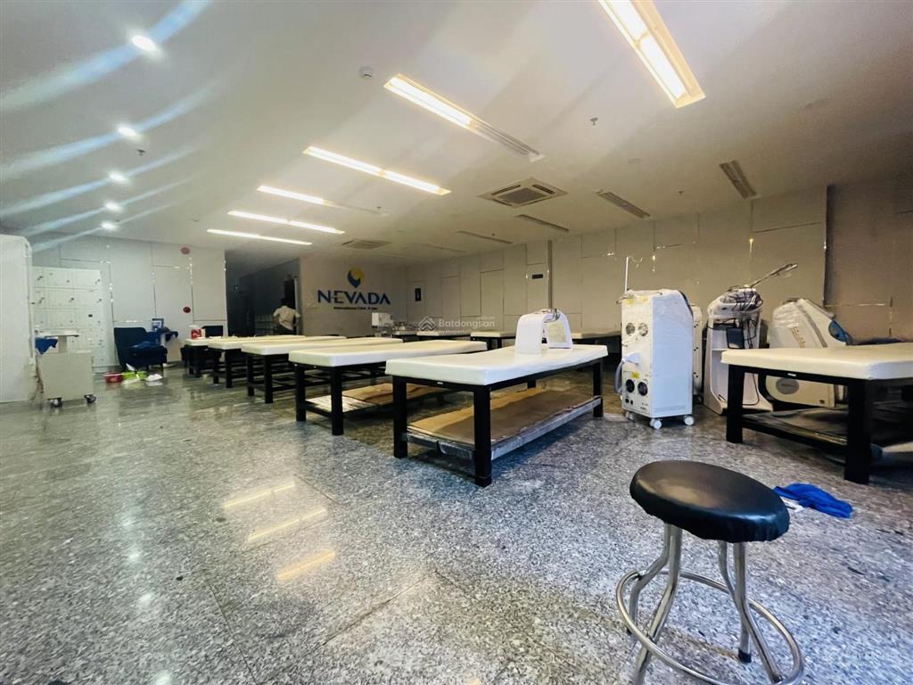 Tòa nhà mặt tiền lê quang định bình thạnh  12x25m hầm  trệt  5 lầu giá 180 triệu/tháng