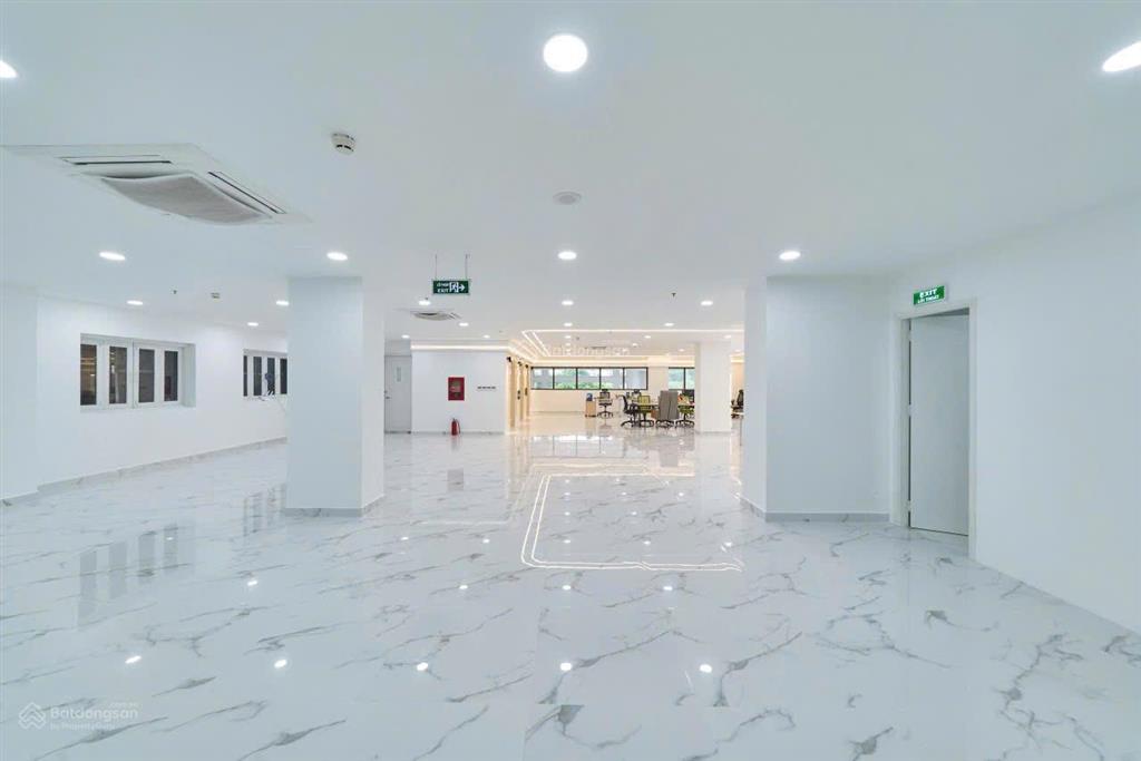 Tòa nhà trường sơn, tân bình  gần sân bay  20x20m  hầm, 7 tầng  văn phòng, thẩm mỹ
