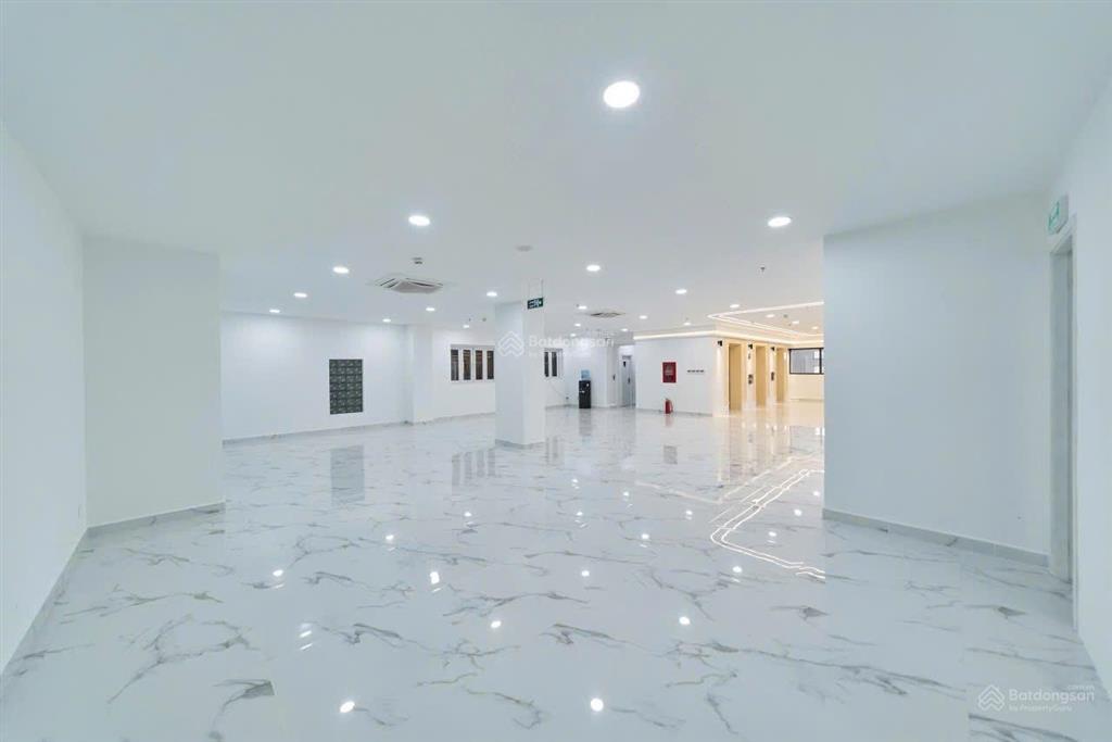 Tòa nhà trường sơn, tân bình  gần sân bay  20x20m  hầm, 7 tầng  văn phòng, thẩm mỹ
